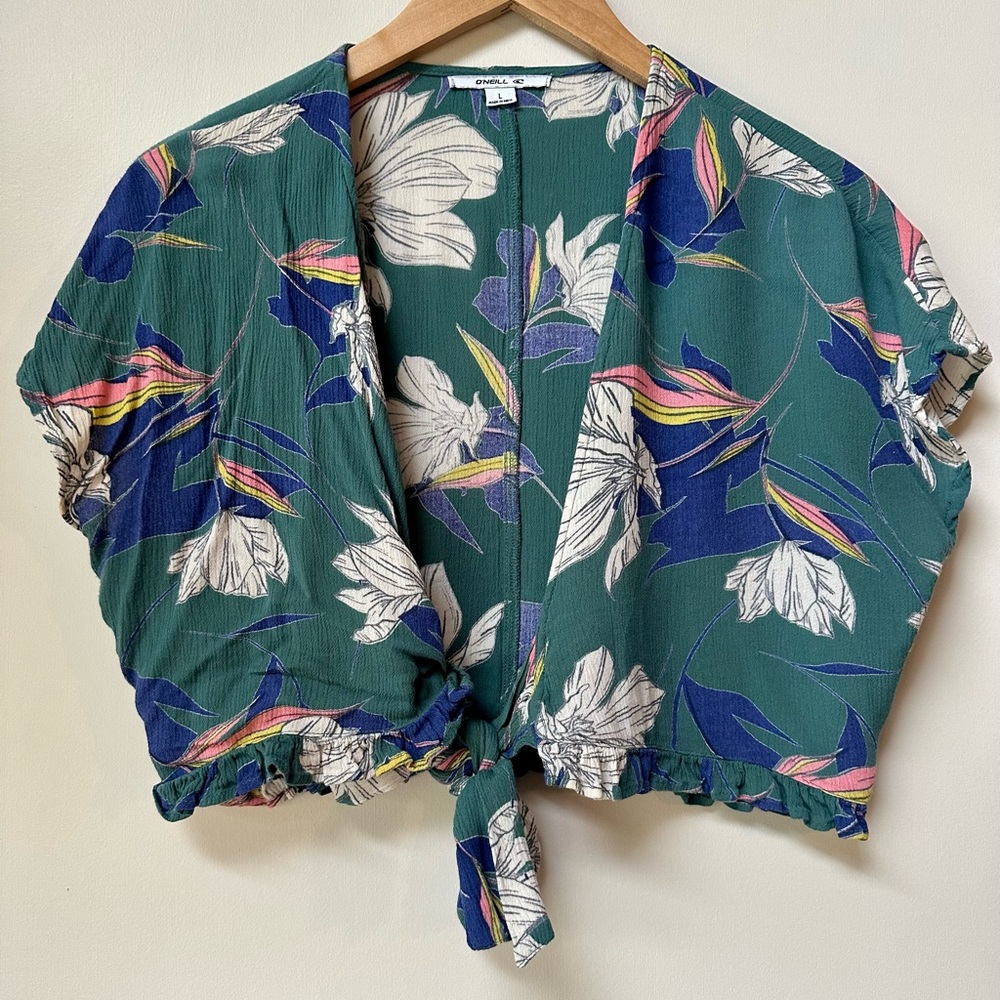 Cropped floral shirt with front tie.